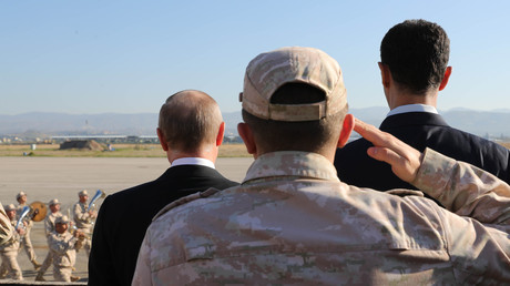 Vladimir Poutine en compagnie de Bachar el-Assad, lors de leur rencontre sur la base russe de Hmeimim en Syrie le 11 décembre