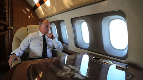 Depuis l'avion présidentiel, Vladimir Poutine contemple un vol de Su-30 (VIDEO)