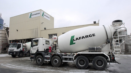 Photo du centre de distribution de ciment Lafarge, prise quai André Citroën à Paris en 2010. 
