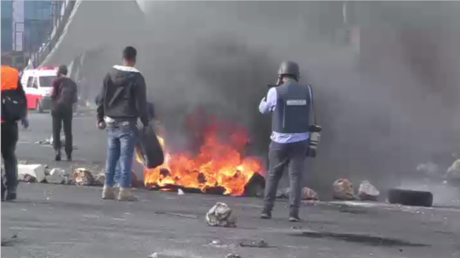 Les affrontements entre police et manifestants se poursuivent en Palestine 