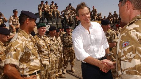 Le Premier ministre Tony Blair salue les troupes britanniques en Irak en 2003, photo ©Reuters/Pool