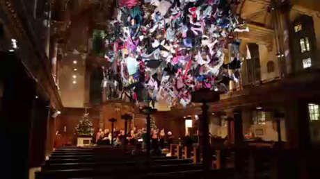 Des vêtements de migrants comme décorations pour une église de Londres