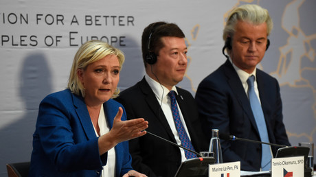 Marine Le Pen, le tchèque Tomio Okamura, et le néerlandais Geert Wilders lors d'une conférence de presse du groupe Europe des nations et des libertés le 16 décembre à Prague
