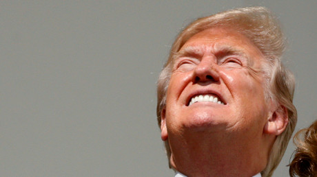 Donald Trump défie l'éclipse solaire en la fixant sans lunettes protectrices, le 22 août 2017