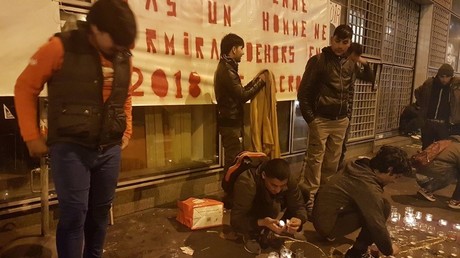 Pour la Journée internationale des migrants, des manifestants se rassemblent à la Villette, à Paris