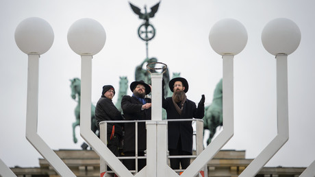 Le rabbin Yehuda Teichtal (à gauche) et le rabbin Shmuel Segal bénissent la plus grande menorah de Hanukkah en Europe, avant le début du festival juif des lumières, devant la porte de Brandebourg à Berlin le 12 décembre 2017