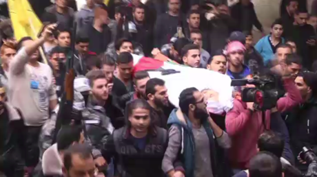 Des milliers de personnes pleurent la mort d'un Palestinien tué dans des heurts