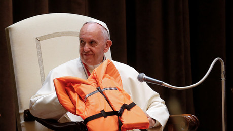 Le pape François tient entre ses mains un gilet de sauvetage utilisé par un migrant, Vatican, mai 2016, illustration
