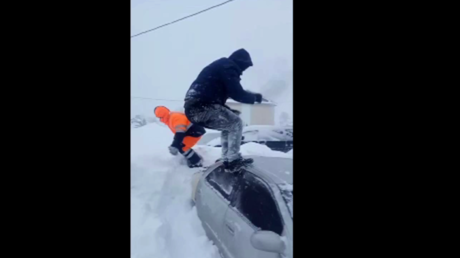 «Sauter ou ne pas sauter ? » : une distraction hivernale en Russie 