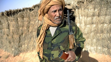 Bechir Mohamed, le chef de la sécurité pour la région d'Al-Mahbes au Sahara Occidental, se tient devant sa cabane le 3 février 2017.