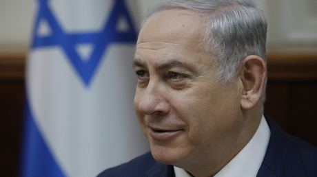 Le Premier ministre israélien Benjamin Netanyahou sourit lors de la réunion hebdomadaire de son cabinet à Jérusalem le 24 décembre 2017