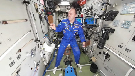 Découvrez dans la vidéo à 360° de RT comment l’eau se comporte en apesanteur 