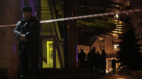 Un policier devant le supermarché frappé par une explosion le 27 décembre.