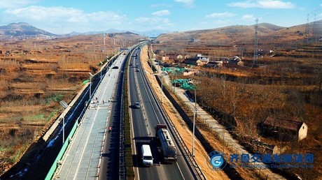 Près de la ville de Jinan, en Chine, une portion d'autoroute dispose d'équipements alimentés par des panneaux solaires.