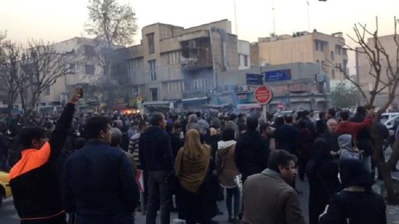 Iran : un manifestant ouvre le feu, un policier tué et trois blessés