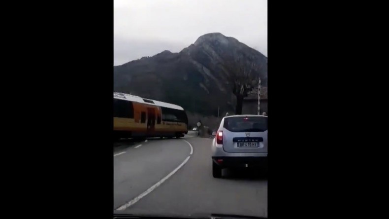 Huit secondes, 1,5 million de vues : une vidéo de passage à niveau en France fait froid dans le dos
