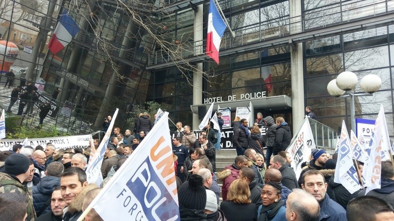 Mal-être policier : une minute de silence partout en France, Collomb promet de nouveaux équipements