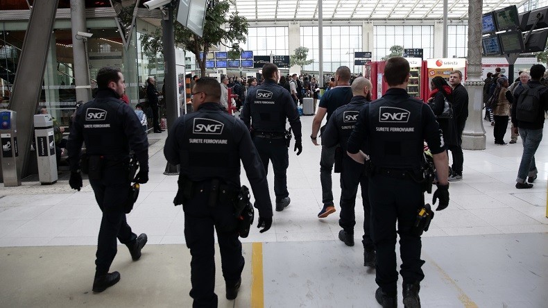 Lyon : une centaine de policiers déployés pour maîtriser des gens du voyage (IMAGES)