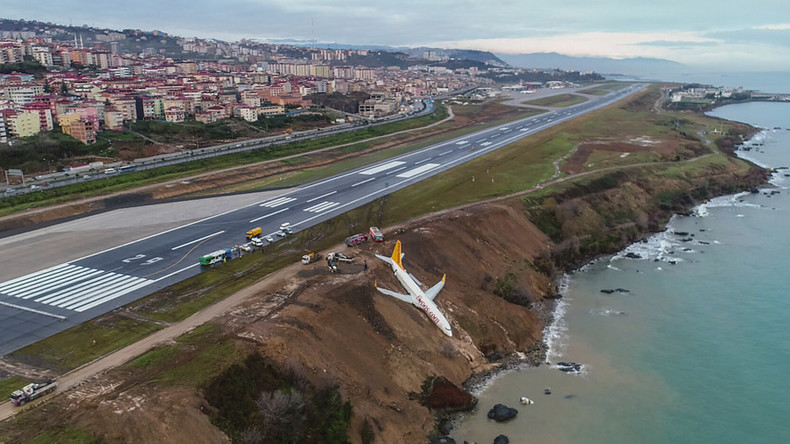 Un avion turc suspendu à quelques mètres de la mer après un atterrissage raté (VIDEO)