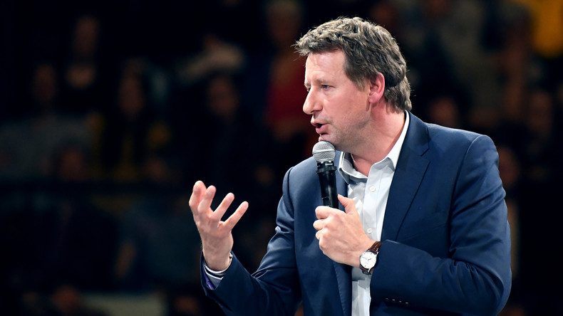 L'UE interdit la pêche électrique : Yannick Jadot exécute une danse de la joie au parlement (VIDEO)
