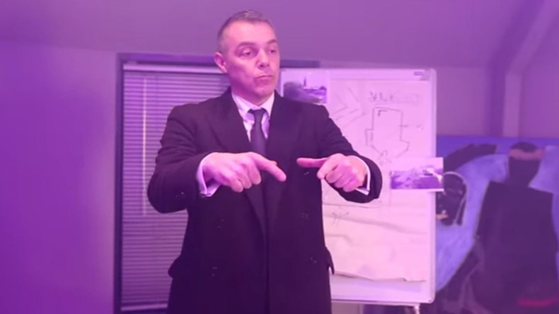 Gênant ou cocasse ? Un député LREM joue les durs à cuire dans un clip de rap (VIDEO)