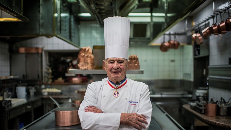Gérard Collomb annonce la mort de Paul Bocuse, le «pape» de la gastronomie française