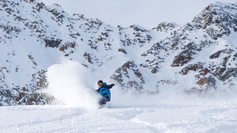 Un casse-cou russe descend l'Elbrous sur le ventre, rendant le snowboard obsolète