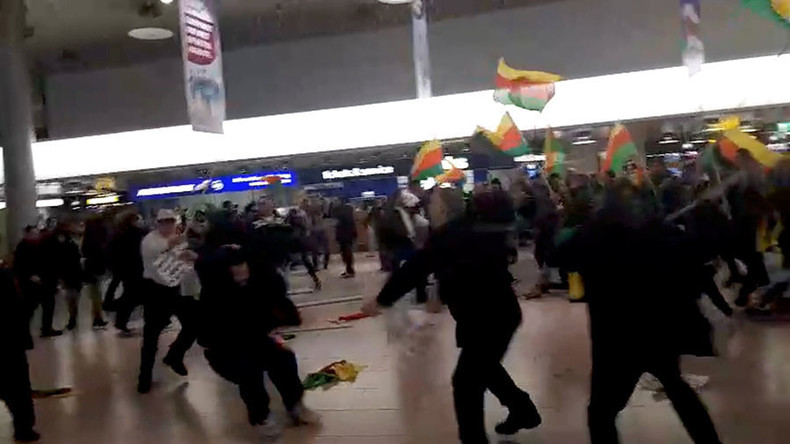 Une impressionnante bagarre éclate entre Kurdes et Turcs à l'aéroport de Hanovre (VIDEO)