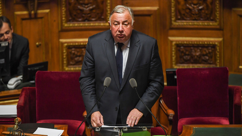 Rapports avec la presse : quand le président du Sénat lance une petite pique à Emmanuel Macron