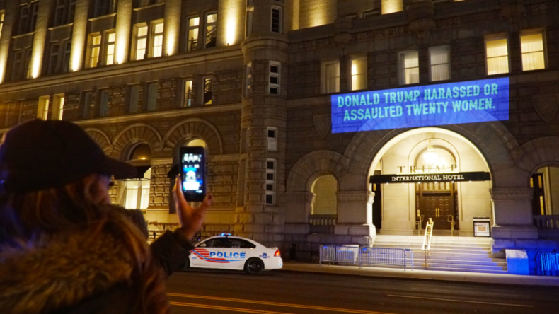 «Trump a harcelé ou agressé vingt femmes» : un artiste invite le Congrès à enquêter (IMAGES)