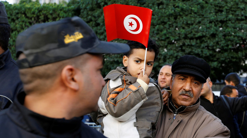 Visite d'Etat en Tunisie sur fond de tensions sociales pour Macron : quels enjeux ? (VIDEOS)
