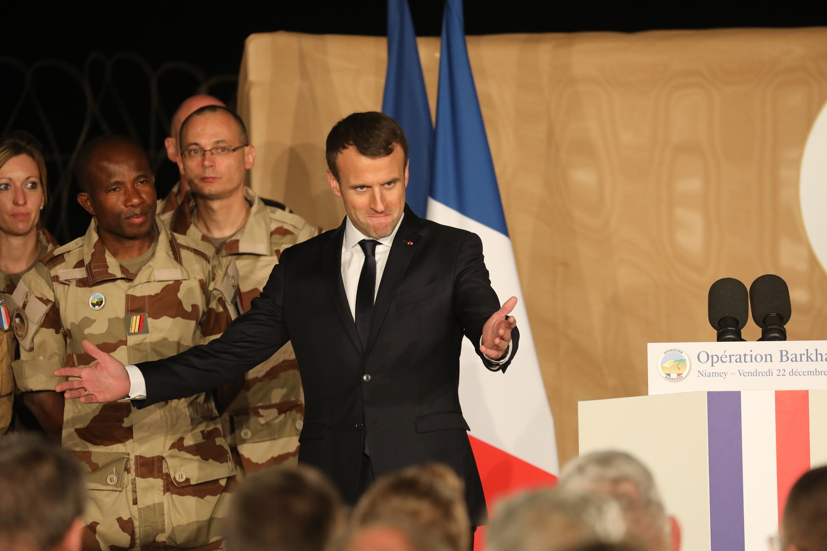 Emmanuel Macron Présente Ses Vœux Aux Forces Armées Et Tente De ...