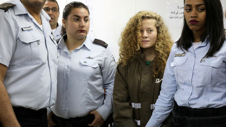 Douze chefs d'inculpation pour la «Jeanne d'Arc» palestinienne qui giflait des soldats israéliens