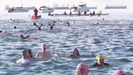 Malgré le froid ces Canadiens se baignent dans la Baie des Anglais au début du mois de janvier