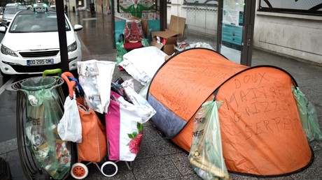 Cette photo prise le 29 décembre 2017 montre la tente d'un sans-abri installée sous un abribus à la place de Clichy à Paris.