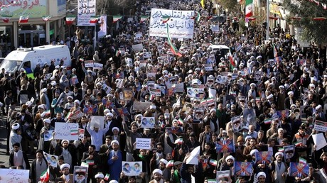 Des dizaines de milliers d'Iraniens manifestent leur soutien au gouvernement (IMAGES)