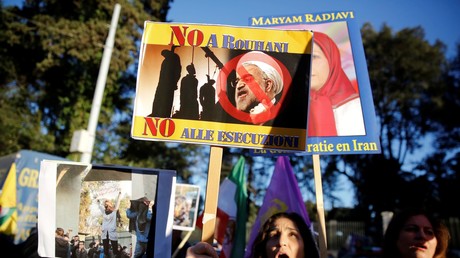 Des manifestants devant l'ambassade iranienne à Rome, le 2 janvier.