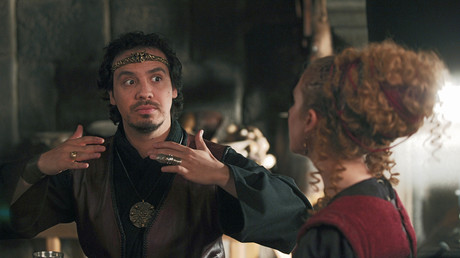 Les comédiens Alexandre Astier et Caroline Ferrus, interprètent respectivement les rôles du Roi Arthur, et de Menanwi, la femme de Karadoc dans Kaamelott