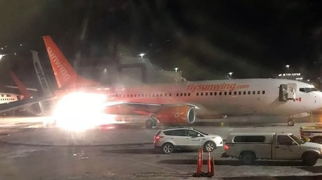Spectaculaire collision entre deux avions sur le tarmac de l'aéroport de Toronto (IMAGES)