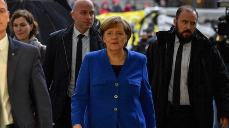 Angela Merkel se rendant aux discussions avec le parti social-démocrate (SPD)