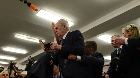 Seins nus, une Femen perturbe le vote du président tchèque Milos Zeman (VIDEO)