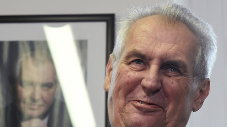 Présidentielle tchèque : Milos Zeman nettement en tête, selon les résultats partiels du premier tour