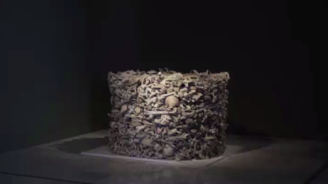 Une sculpture réalisée à partir d'os humains suscite une polémique en Espagne 