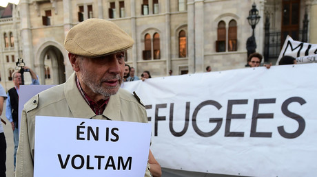 Manifestation devant le parlement hongrois le 30 septembre 2016, contre la politique migratoire du gouvernement Orban. Des activistes tiennent une bannière 