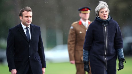 Emmanuel Macron et Theresa May, inspectant les troupes britanniques le 18 janvier 2018 à l'Académie militaire royale de Sandhurst.