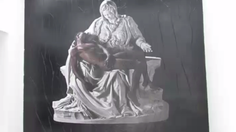 Une œuvre représentant la Vierge Marie pleurant un réfugié nigérian suscite la controverse en Italie