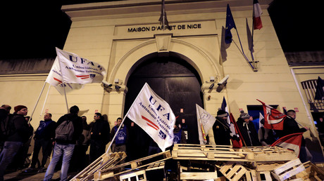 Les manifestants devant la maison d'arrêt de Nice (photo du 15 janvier)