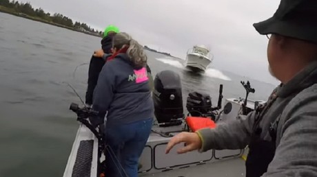 Trois pêcheurs échappent de peu à la mort alors qu'un hors-bord leur fonce dessus (VIDEO)