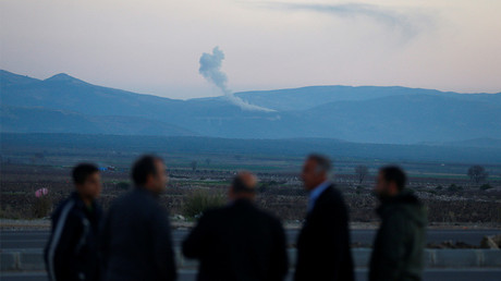 De la fumée s'élève dans la région syrienne d'Afrin. Photo prise le 20 janvier 2018 en Turquie à proximité de la frontière syrienne. 
