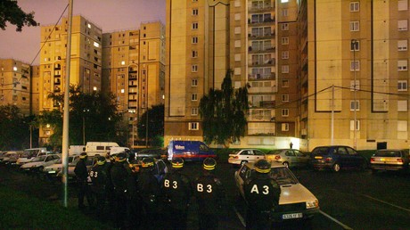 Essonne : des habitants d'un immeuble frappent deux policiers puis lâchent un pitbull